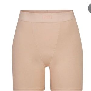 Skims boyfriend boxer short in color Mica